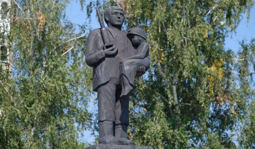 Странный памятник шахтеру с ребенком открыли на Донбассе: соцсети отреагировали