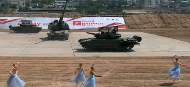 В оккупированном Севастополе девушки "танцевали" с танками