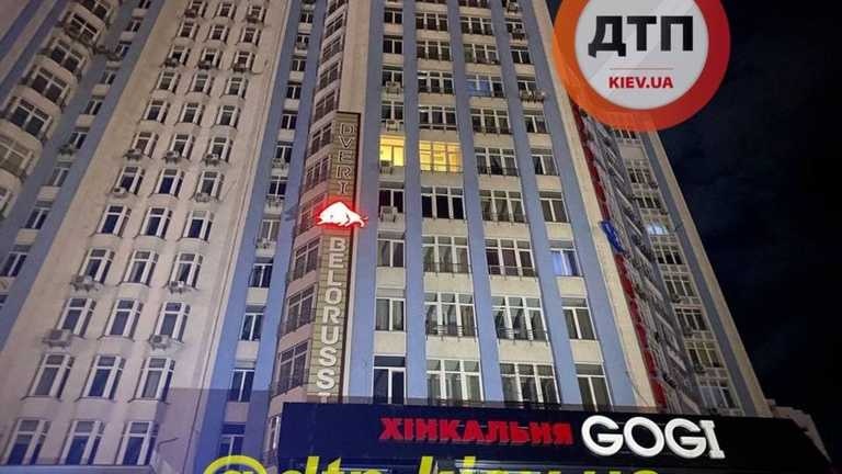 В Киеве мужчина прыгнул с 8-го этажа и забросал медиков камнями