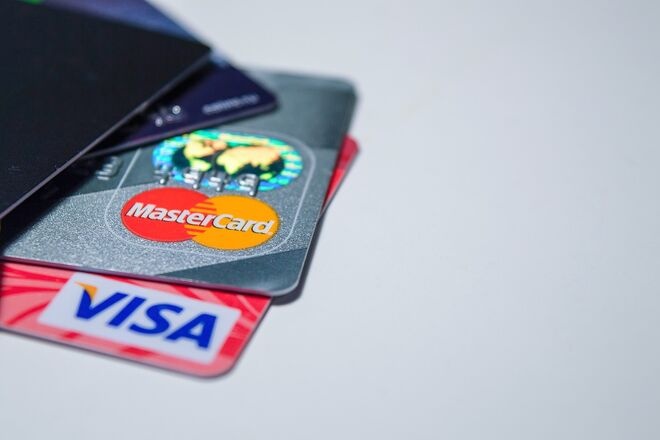 Один из украинских банков прекращает обслуживание карт Visa с 1 сентября