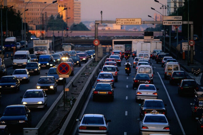 На дорогах Парижа ограничили скорость до 30 км/ч: горожане негодуют