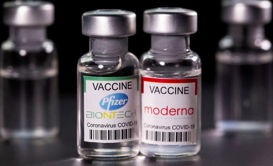Вакцины Moderna и Pfizer: ученые выяснили, какая дает больше антител