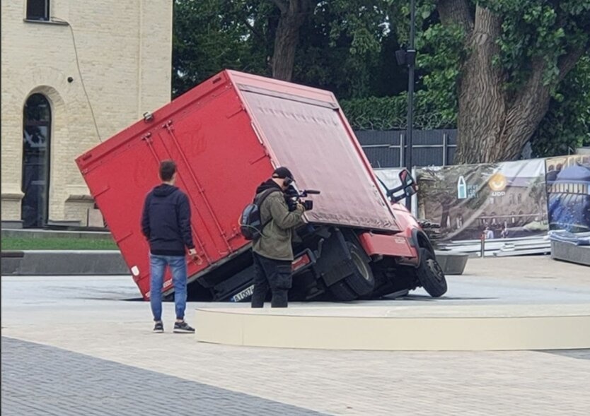 В Киеве грузовик провалился под землю на Арсенальной площади