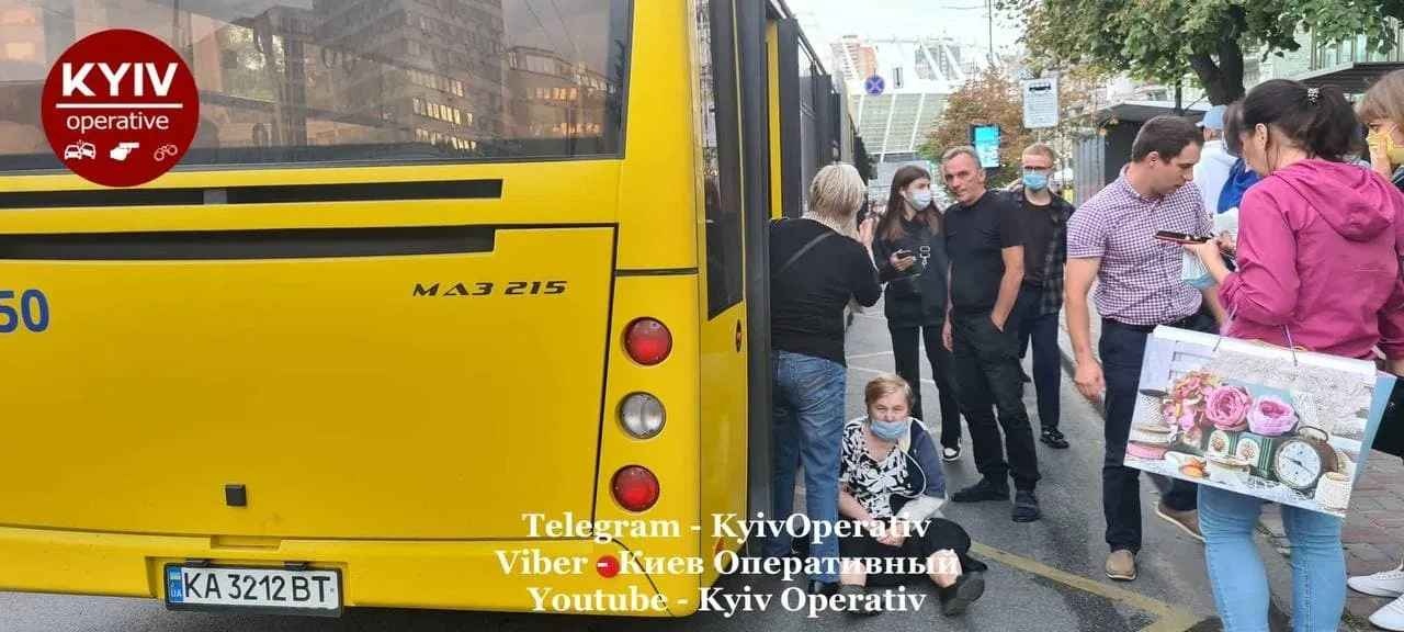 В Киеве водитель автобуса зажал дверью руку пассажирке и протащил по дороге несколько метров