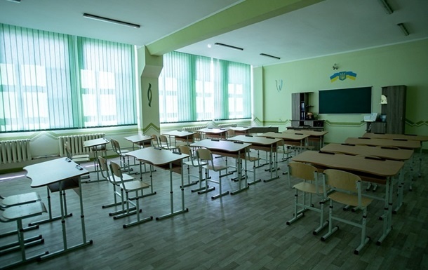 На Прикарпатье в 20 школах приостановилось обучение из-за забастовки учителей