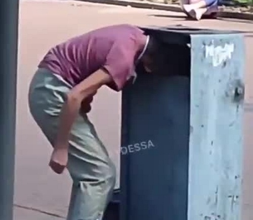 В Одессе мужчина засунул голову в мусорник и застрял