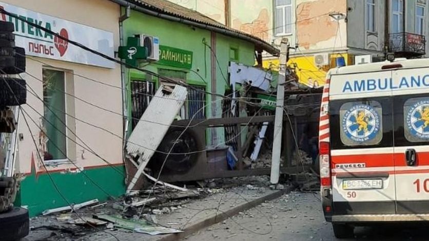 Грузовик-тягач протаранил магазин: четверо погибших во Львовской области