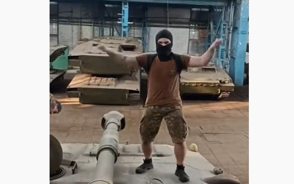 Харьковские тиктокеры устроили танцы на САУ на военном заводе