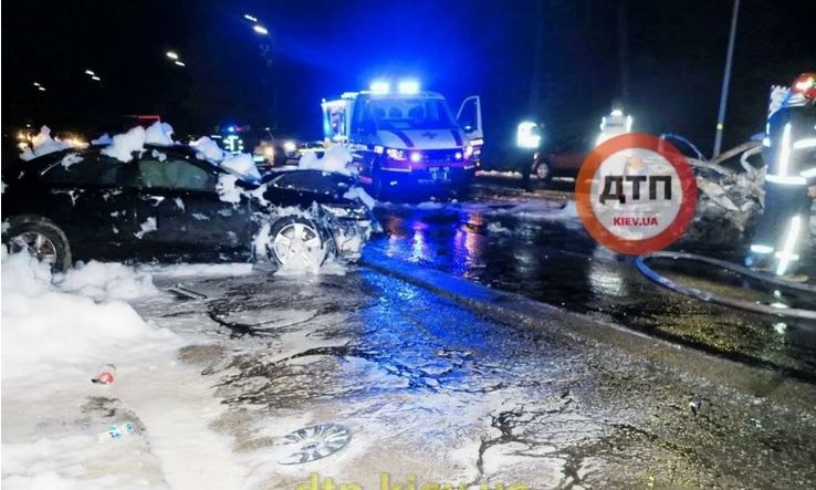 ДТП в Киеве: скоргел автомобиль с водителем внутри