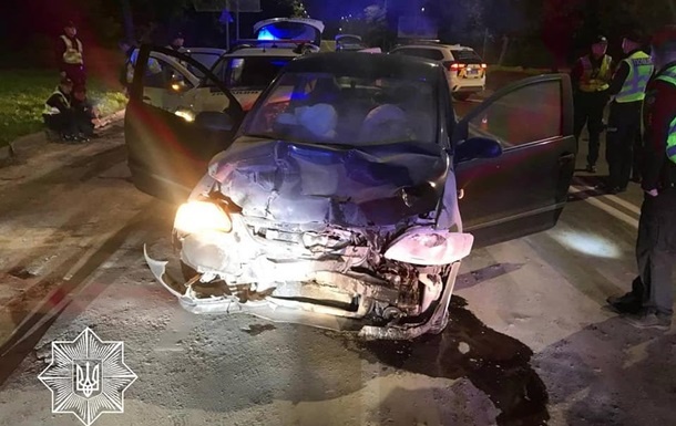 Во Львове пьяный водитель пошел на таран полицейского авто