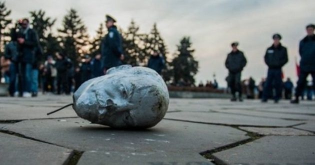 Ленин "жив": в парке на Одесчине установили советский бюст