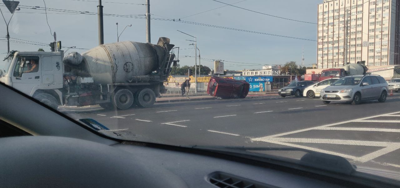 В Киеве на перекрестке произошло ДТП с переворотом, есть пострадавшие