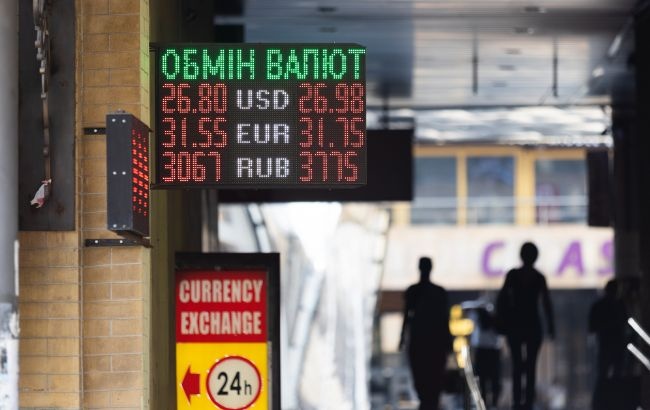 В сентябре украинцы ринулись продавать доллары