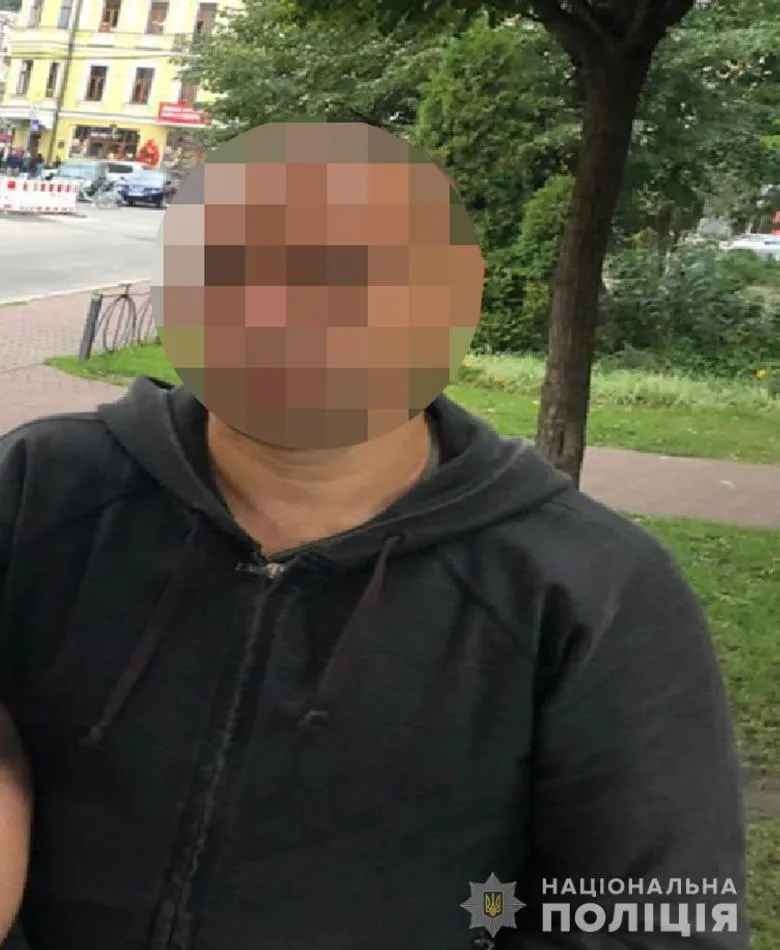 Напал и затащил внутрь: в Киеве насильник с сайта знакомств надругался над девушкой