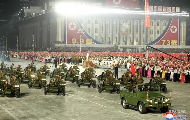 В КНДР в честь 73-й годовщины основания страны провели ночной военный парад