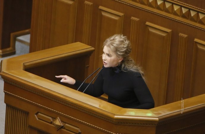Тимошенко потребовала от Рады немедленно прекратить геноцид народа