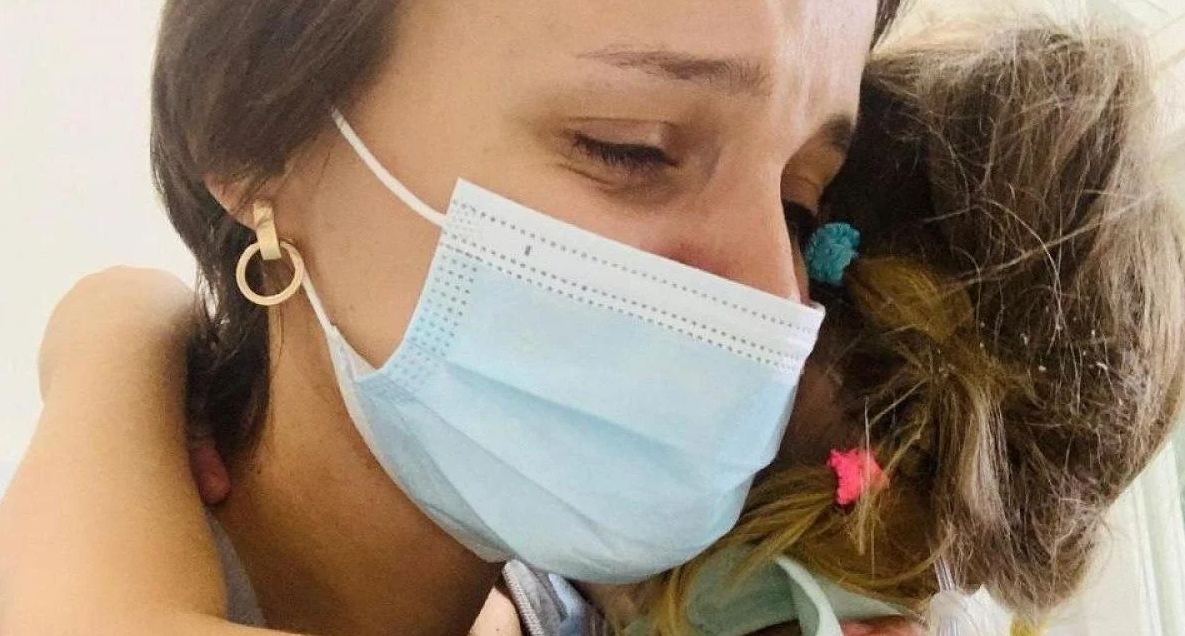 Жуткие правила харьковской больницы: врачи привязали 4-летнюю девочку и не пускали маму