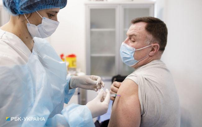 В Украине за сутки против COVID-19 вакцинировали рекордное количество желающих