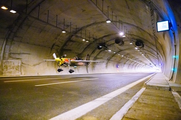 Летчик установил пять мировых рекордов, пролетев на самолете сквозь два тоннеля