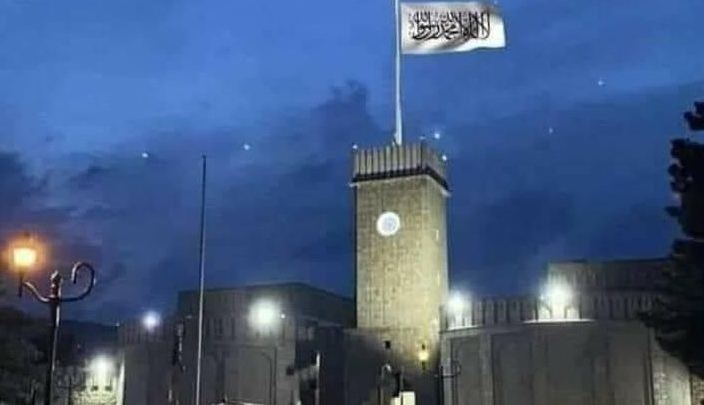 "Талибан" поднял свой флаг над президентским дворцом в Афганистане