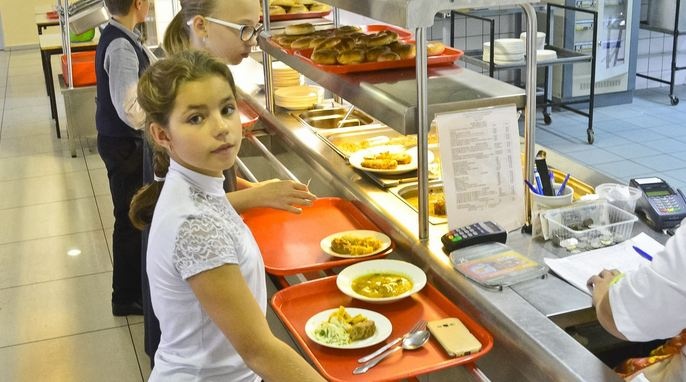 Родители жалуются на дорогое питание в украинских  школах