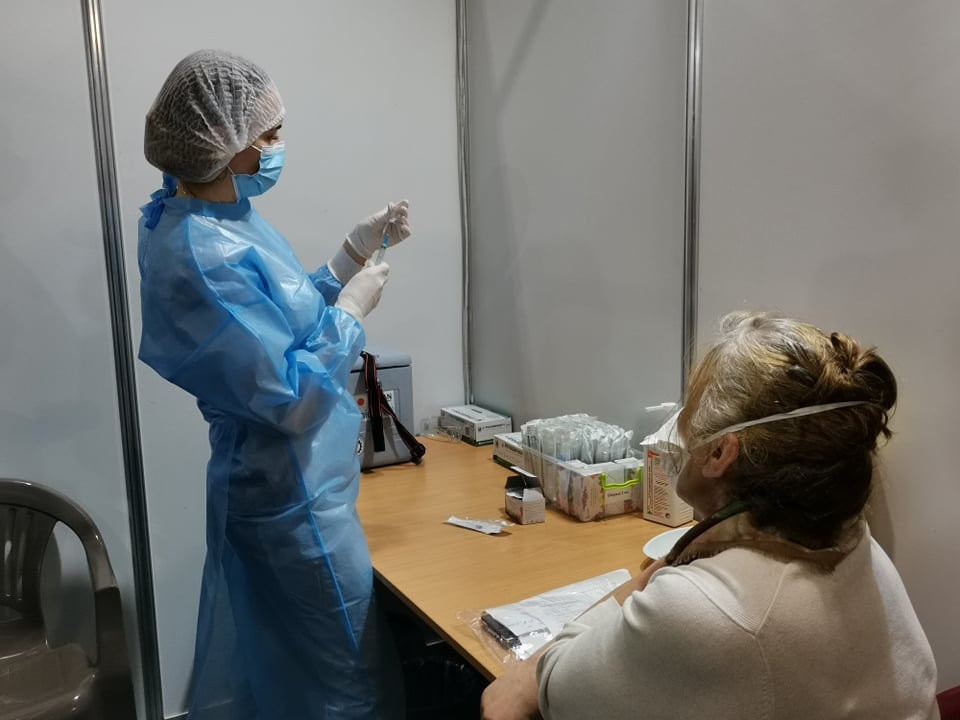 Более 50% украинцев не собираются вакцинироваться против COVID-19 - результаты опроса