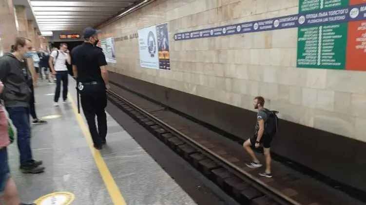 Прыгнул на рельсы: в киевском метро из-за пьяного дебошира останавливали поезда