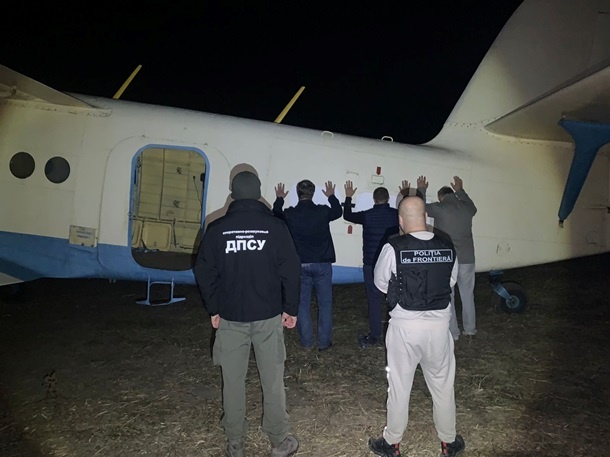 Пограничники задержали контрабандистов с самолетом