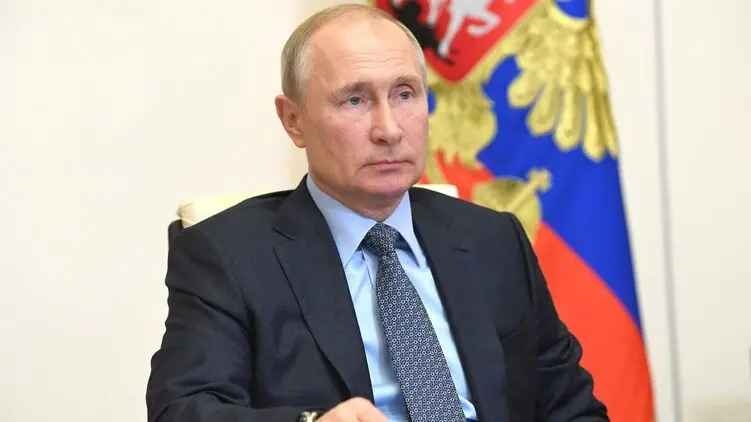 Путин отменил важный визит и ушел на самоизоляцию