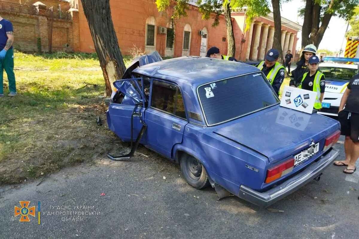 В Днепре ВАЗ вылетел с дороги и врезался в дерево, водитель погиб