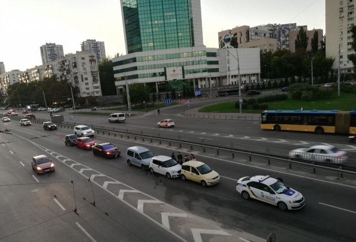 Шесть машин "трамвайчиком": в Киеве на проспекте Победы эпичное ДТП