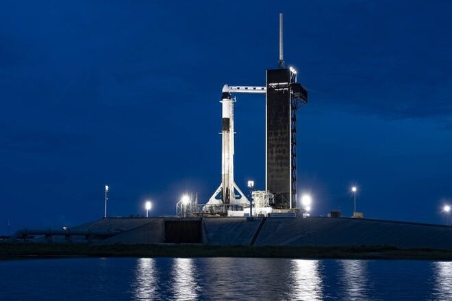 SpaceX отправила в космос первый гражданский экипаж