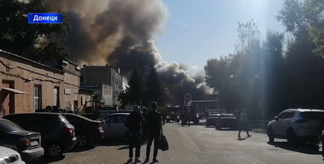 В Донецке гремят взрывы: горит предприятие