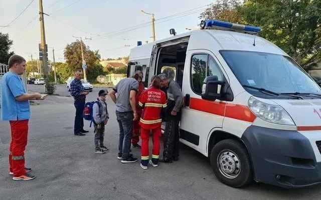 Переходили дорогу в неположенном месте: в Житомире автомобиль сбил мужчину с ребенком