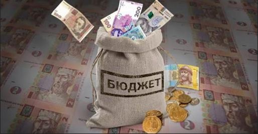 Украинцам в 2022 году поднимут выплаты: для кого в бюджете заложены деньги