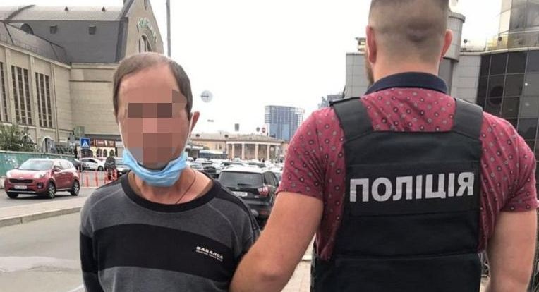 Пытался бежать: в Киеве поймали педофила, который орудовал в школьном туалете