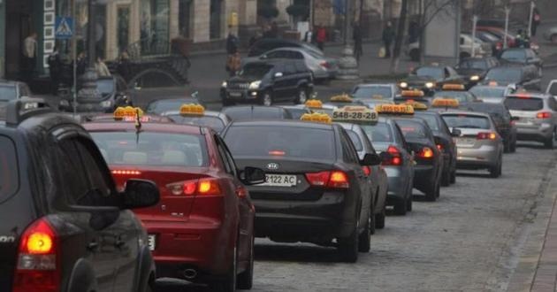 Таксисты в Днепре зеленкой "лечили" любителя бесплатной езды