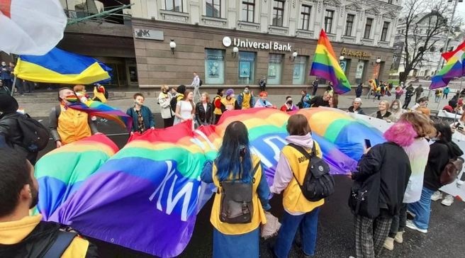 Марш равенства в Киеве: ЛГБТ-активистов встретили акцией протеста