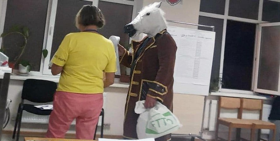 В оккупированной Ялте на "выборы" явился "конь в пальто"