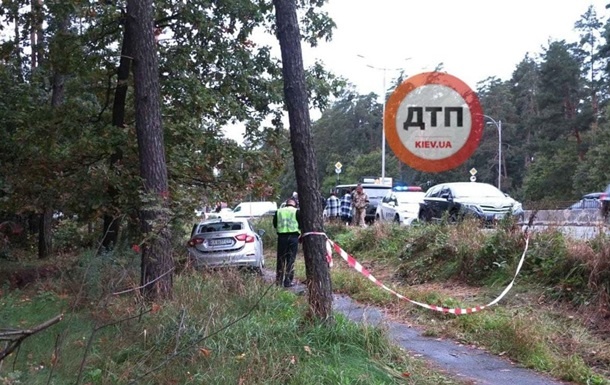 В Киеве автомобиль насмерть сбил девушку, стоявшую на остановке