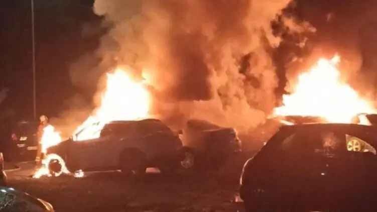 В Полтаве подожгли автостоянку, сгорели шесть машин