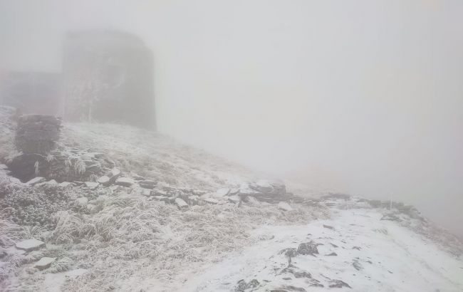 В Карпатах выпал снег, видимость ограничена