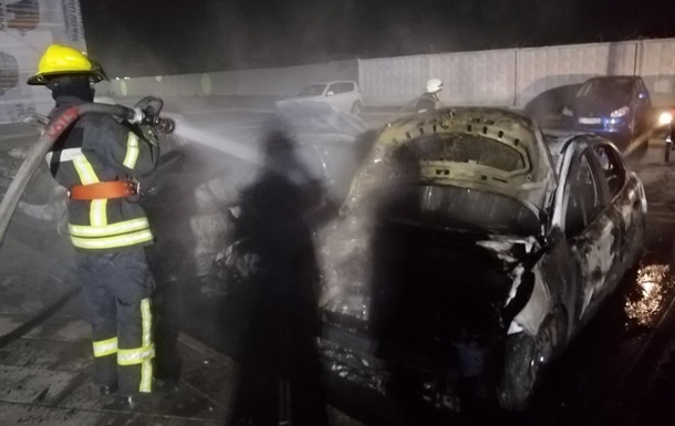 На парковке ЖК под Киевом были уничтожены огнем пять автомобилей