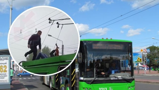 Ради лайков: в Харькове парень со скрипкой устроил концерт на крыше троллейбуса
