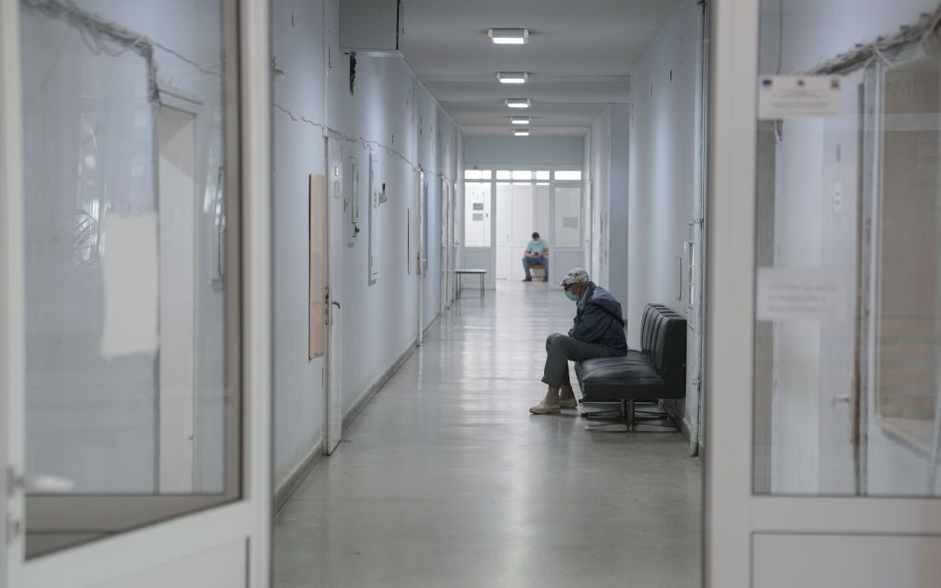 "Идите на чердак": на Закарпатье врач резко ответила пациентке, попросившей отселить ее от соседки с COVID-19
