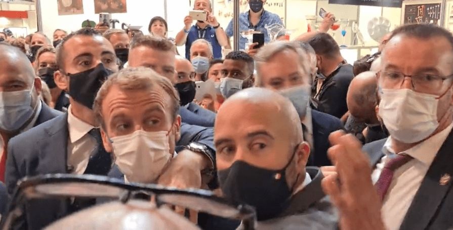 В Макрона бросили яйцо: как повел себя президент Франции