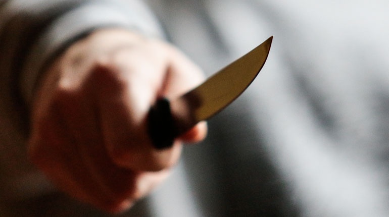 В Киеве мужчина ударил ножом двоих прохожих