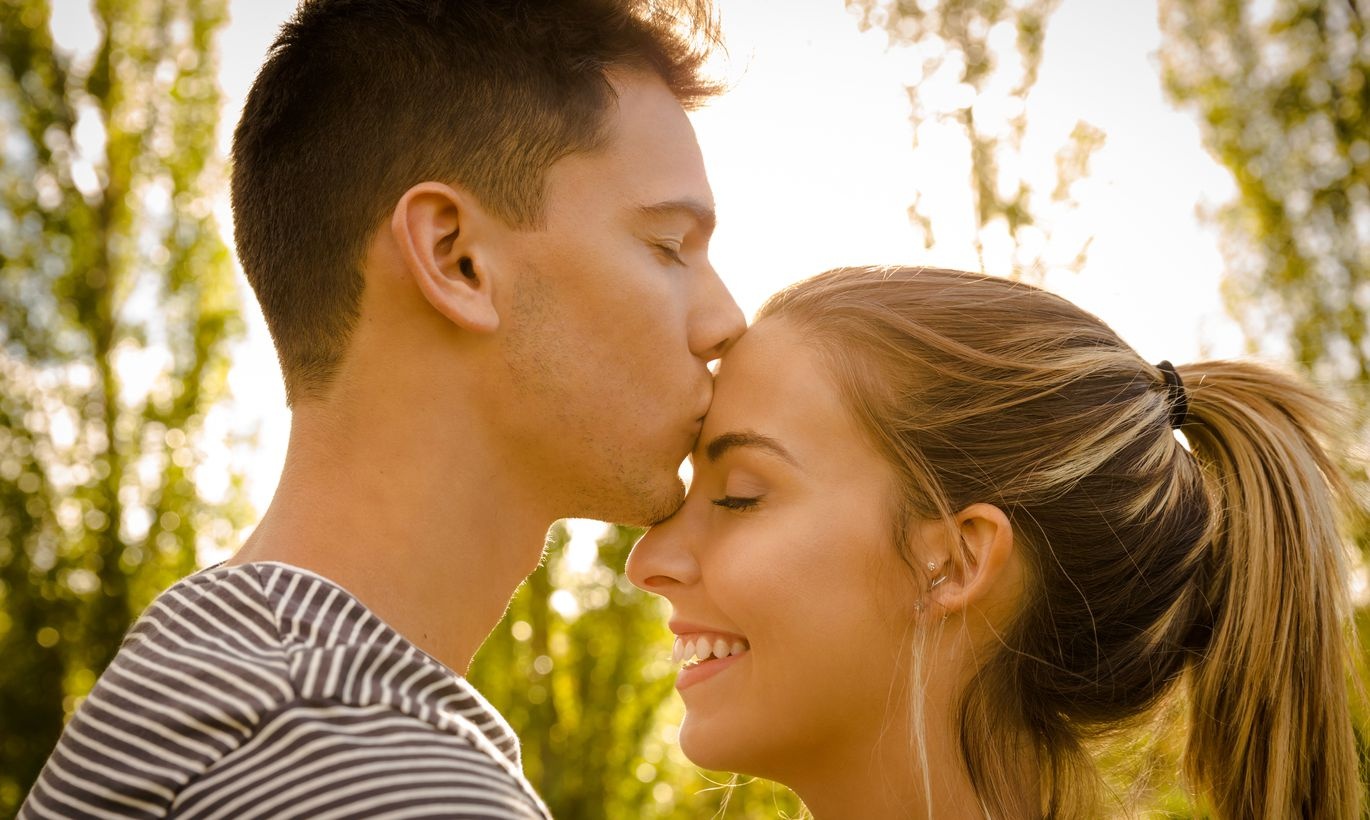 Сексолог рассказал, чем можно заменить поцелуи
