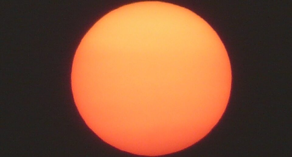 Астрономы выяснили, какого цвета на самом деле Солнце