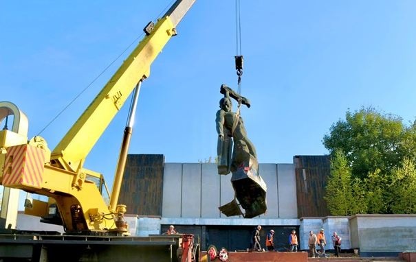 В Коломыи демонтировали памятник советским воинам